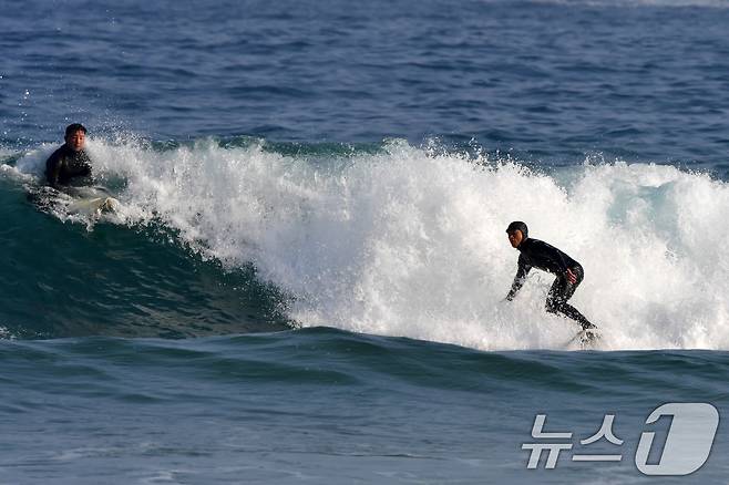 18일 경북 포항시 북구 흥해읍 용한리 해수욕장에서 서퍼들이 겨울 파도를 타며 포근한 휴일을 보내고 있다. 2026.1.18/뉴스1 ⓒ News1 최창호 기자