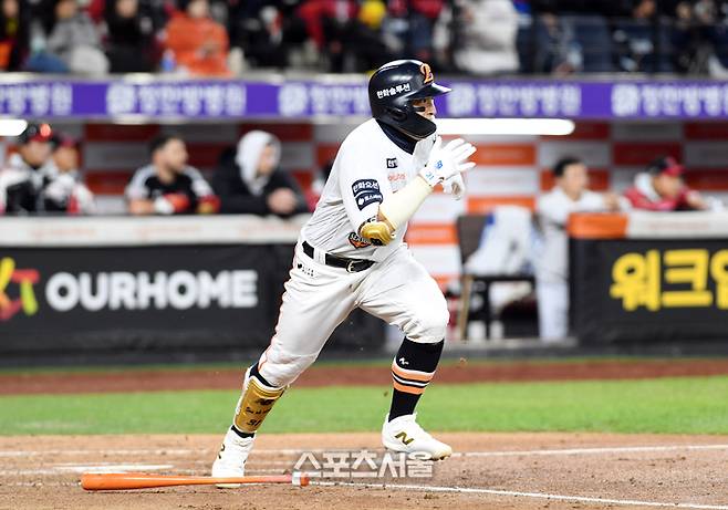 한화 손아섭이 30일 대전 한화생명 볼파크에서 열린 2025 KBO리그 LG와 한국시리즈 4차전 3회말 1사 LG 선발 치리노스를 상대로 내야안타를 치고 있다. 1회말에 이어 손아섭의 멀티 히트. 대전 | 박진업 기자 upandup@sportsseoul.com