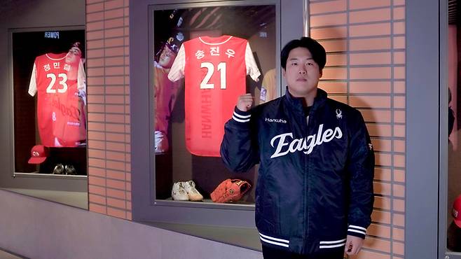 한화와 4년 총액 100억원에 계약한 강백호가 영구결번 기념관 앞에서 포즈를 취하고 있다. 사진 | 한화 이글스