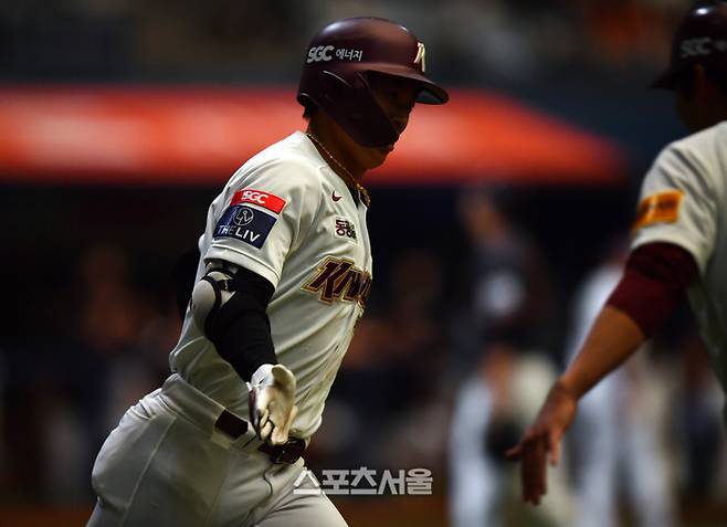 키움 송성문이 7일 서울 고척스카이돔에서 열린 2024 KBO리그 한화전에서 7회말 1사 1루 김민우를 상대로 동점 2점홈런을 터트린 후 홈인하고 있다. 사진 | 스포츠서울DB
