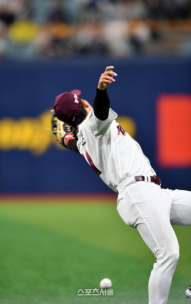 키움 송성문이 24일 서울 고척스카이돔에서 열린 2024 KBO리그 KIA전에서 6회초 2사 3루에서 KIA 이우성의 타구를 놓치고 있다. 사진 | 스포츠서울DB