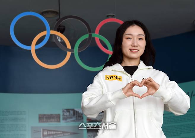 쇼트트랙 국가대표 최민정이 진천선수촌에서 스포츠서울과 인터뷰를 마친 후 포즈를 취했다. 진천 | 박진업 기자 upandup@sportsseoul.com