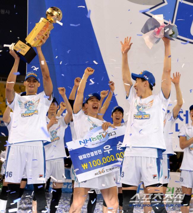 현대캐피탈과 삼성화재의 프로배구 남자부 챔피언결정전 4차전이 3일 천안유관순체육관에서 열렸다. 삼성화재가 세트스코어 3-0으로 승리를 거두며 챔프전 전적 3승 1패로 우승을 차지했다. 레오, 고희진, 박철우와 선수들이 우승컵을 들고 환호하고 있다.

천안=허상욱 기자 wook@sportschosun.com/2014.04.03/