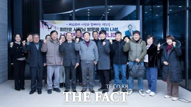 최민호 세종시장과 일행이 나성동 나릿재마을2단지에서 1박2일을 지내고 단체 기념촬영을 하고 있다. /세종시