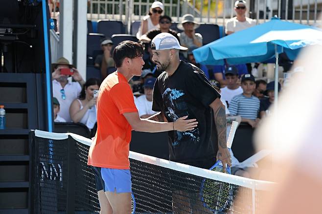 1시간의 훈련을 마친 뒤 서로 포옹을 나눈 웡과 키리오스