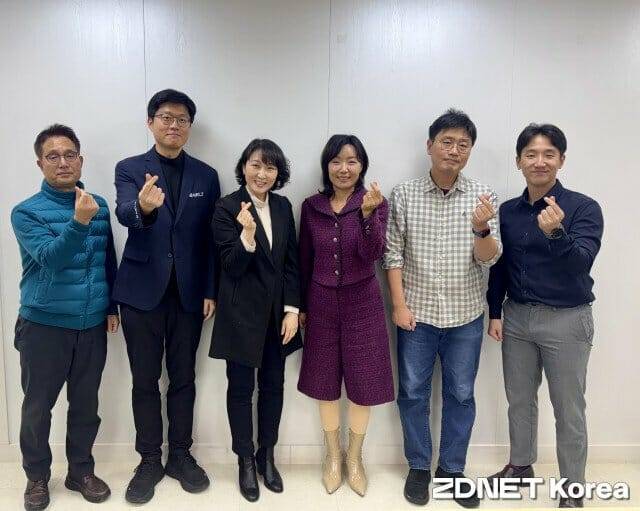 좌담회에 참석한 CES 2026 참여기업 대표들. (왼쪽부터) 방은주 지디넷코리아 부장, 강성지 웰트 대표, 전진수 볼드스텝 대표, 손병희 마음AI 연구소장, 신정규 래블업 대표, 문성민 셀렉트스타 실장(사진=김기찬 지디넷코리아 기자)