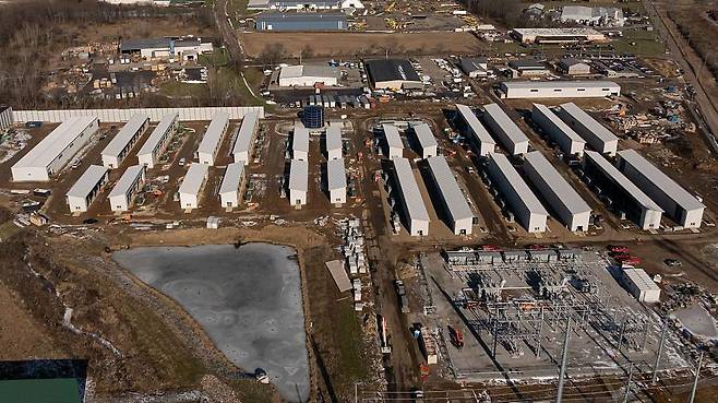 데이터센터는 대량의 에너지와 물을 소비한다는 점에서 비판을 받고 있다