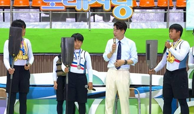 18일 방송되는 KBS 1TV ‘전국노래자랑’ 삼척시 편에서는 본선에 진출한 15개 팀이 치열한 경연을 펼친다. 이번 방송은 테너, 광부, 카누부 소년단 등 남성미 넘치는 참가자들이 대거 등장해 열정적인 무대를 꾸민다. MC 남희석은 특산물 산삼을 먹으며 현장 분위기를 주도한다. 더불어 김희재, 정다경, 미스김, 정현아를 비롯해 이 프로그램이 낳은 스타 박상철이 출연해 화려한 축하 공연을 선보인다. 46년 전통을 자랑하는 ‘전국노래자랑’은 지난주 동시간대 시청률 1위를 기록하며 건재함을 과시했다.