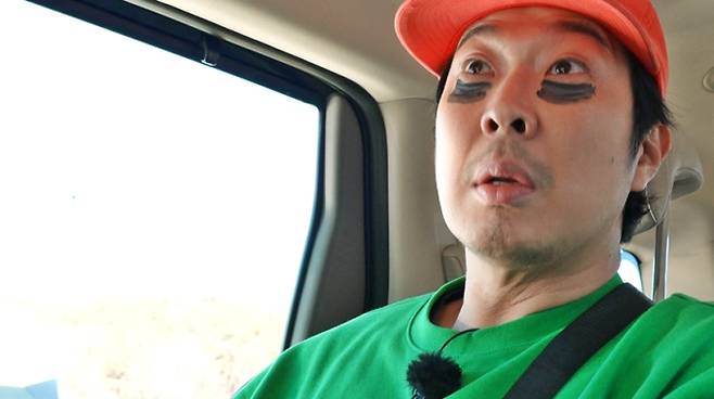 SBS ‘런닝맨’ 18일 방송은 ‘2026 운수 좋은 OT날’ 레이스로 꾸며졌다. 런닝대학교 26학번 신입생이 된 멤버들은 얼굴 복권 추첨을 앞두고 있었으나, 갑작스러운 전화 이후 촬영장 이탈과 이상행동이 이어졌다. 김종국의 강아지 분장, 권은비의 수염 분장 먹방, 유재석의 용돈 투척과 집요한 추적전까지 난장판이 펼쳐졌다.​