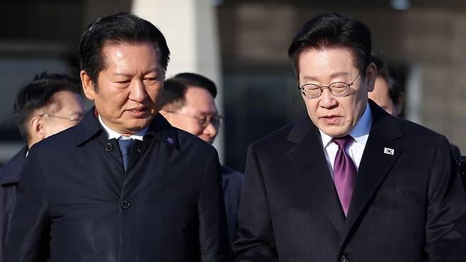 이재명 대통령이 지난 13일 한일 정상회담을 위해 일본으로 가는 전용기에 탑승하기 전 배웅을 나온 정청래 더불어민주당 당대표와 대화하고 있다./연합뉴스