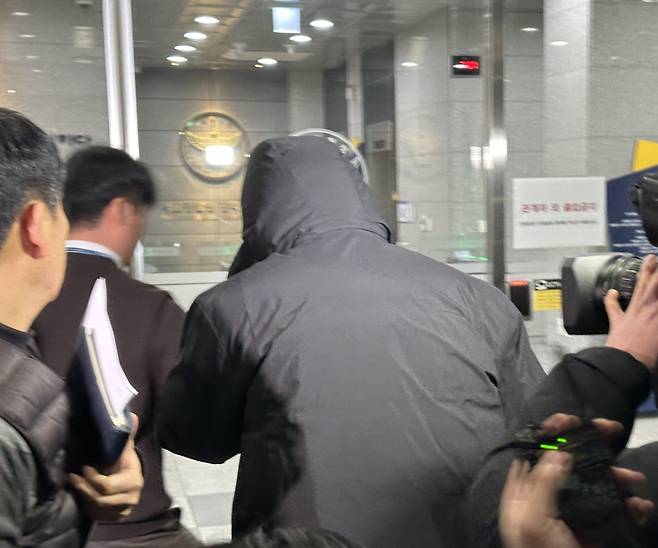 강선우 무소속 의원의 전 보좌관 남모씨가 18일 오후 서울경찰청 광역수사단으로 들어가는 모습. /뉴스1