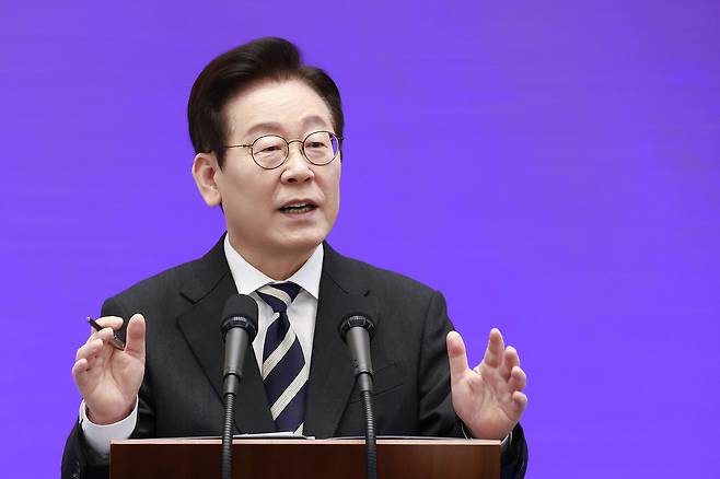 이재명 대통령이 청와대 영빈관에서 열린 '새롭게 선 민주주의, 그 1년' 외신 기자회견에서 취재진 질문에 답변하고 있다. 연합뉴스