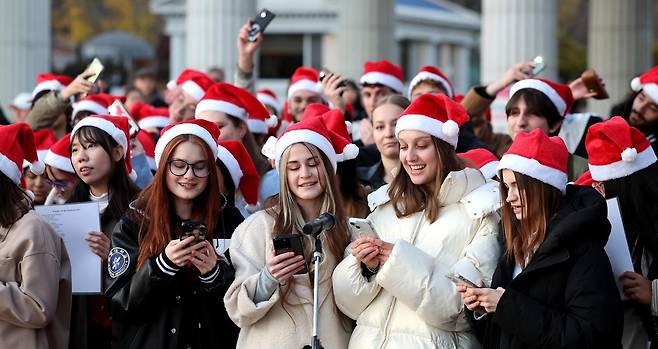 지난해 대구 달서구 계명대에서 크리스마스 행사에 참여하고 있는 외국인 유학생들. 대구=뉴시스