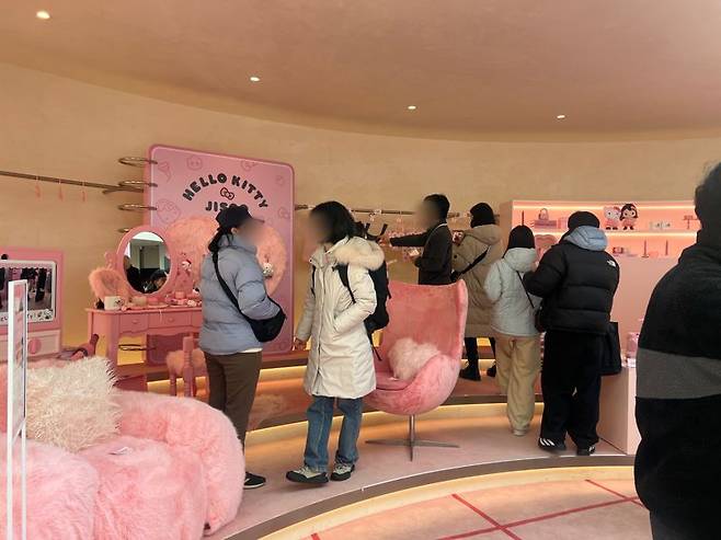 지난 16일 오후 서울 강남구 크림 도산 플래그십 스토어 '헬로키티 X 지수' 팝업에서 방문객들이 상품을 구경하고 있다.