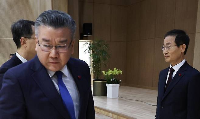 유병호 감사위원(가운데)이 2일 서울 종로구 감사원에서 열린 김호철 신임 감사원장(오른쪽) 취임식에서 인사를 마친 뒤 돌아서고 있다. 연합뉴스