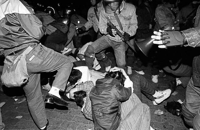 1990년 4월19일 4·19혁명 30돌을 맞아 대학별로 4·19혁명 기념식 및 민자당 분쇄 결의대회를 마치고 서울 명동 제일백화점 앞길에서 시위를 벌이던 대학생들을 경찰이 강제해산하는 과정에서 여학생들을 마구 발로 차서 시민들의 항의를 받았다.