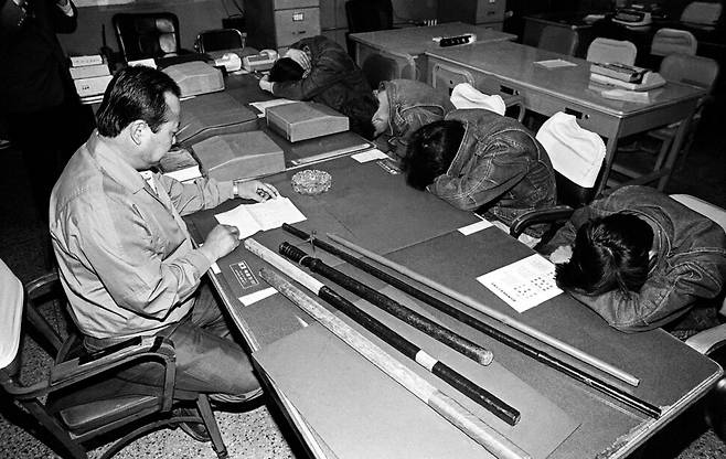 1991년 4월26일 명지대생 강경대씨가 시위 진압 과정에서 경찰에 맞아 숨지는 사건이 발생하면서 서울시경이 서부경찰서에 감찰반과 강력과 소속 형사 8명을 파견해 내부감찰을 하는 가운데, 강력과 형사들로 구성된 조사반이 강씨를 둔기로 때려 숨지게 한 것으로 알려진 전경들을 소환조사하고 있다.