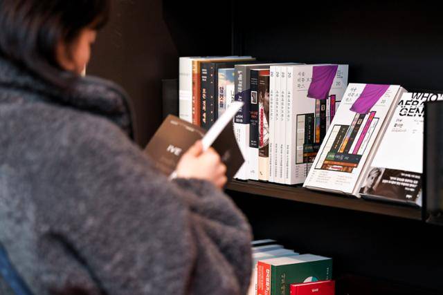 16일 서울 마포구 책방무사를 찾은 시민이 서울리뷰오브북스 큐레이션 서가 앞에서 책을 구경하고 있다. 책방무사는 서울리뷰오브북스가 소개한 책을 별도 진열 판매하고 있다. 임지훈 인턴기자