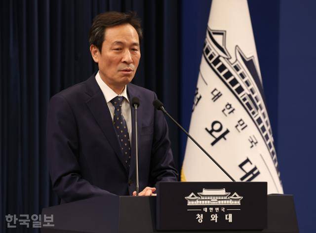 우상호 청와대 정무수석이 18일 청와대 브리핑룸에서 사의를 밝히고 있다. 왕태석 선임기자