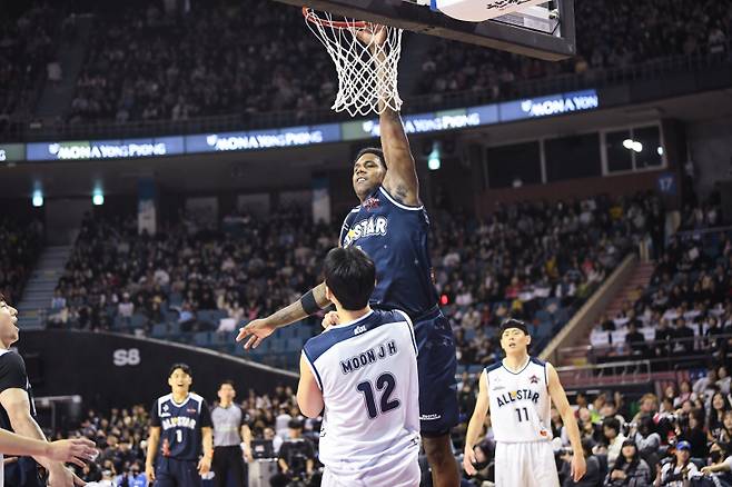 팀 브라운 나이트(고노)가 18일 서울 잠실실내체육관에서 열린 2025~26 LG전자 프로농구 올스타전서 덩크슛을 터뜨리고 있다. 사진=KBL