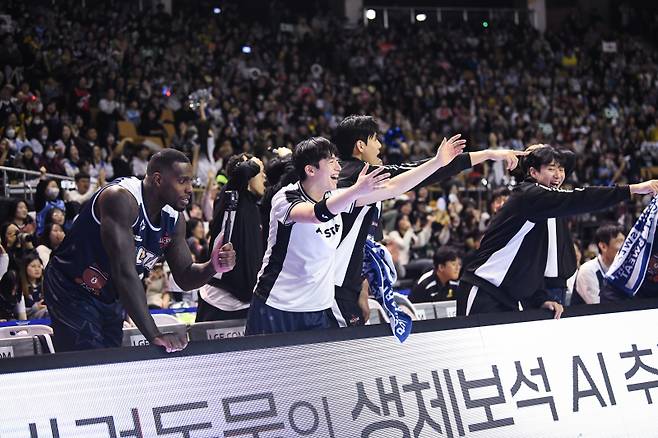 18일 서울 잠실실내체육관에서 열린 2025~26 LG전자 프로농구 올스타전. 경기 중 환호나는 팀 브라운 선수단. 사진=KBL