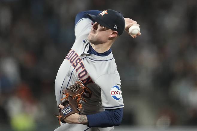 <yonhap photo-3006="">은퇴를 선언한 라이언 프레슬리의 휴스턴 애스트로스 시절 투구 모습. [AP=연합뉴스]</yonhap>