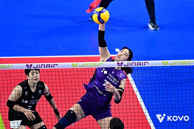 최은지가 18일 IBK기업은행전에서 공격을 하고 있다. 그는 5세트에만 4점을 올리며 흥국생명 승리를 이끌었다.