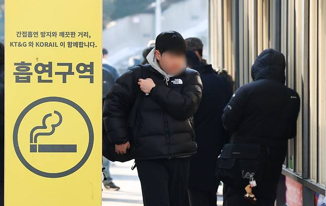 담배를 피우면 폐뿐만 아니라 소변을 모았다 배출하는 방광에도 암을 키울 있다. 사진 뉴시스