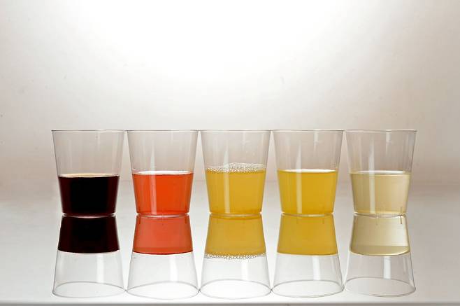 소변이 노란 빛을 띠지 않고 옅은 분홍색, 커피색, 흑갈색, 붉은색 등으로 변하면 혈뇨를 의심해야 한다. 사진 중앙포토DB