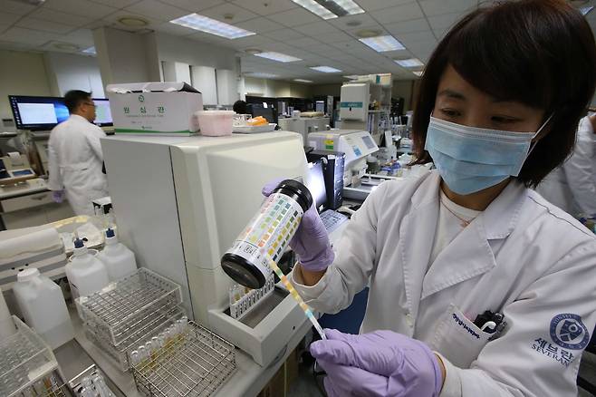 세브란스병원 분석실에서 한 전문의가 소변-혈액검사를 하고 있다. 오종택 기자