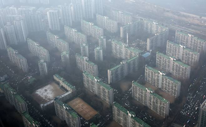 지난 해 서울 아파트 매매가격 연간 상승률이 한국부동산원 통계 사상 최고치를 기록했다. 사진은 서울 송파구 롯데월드타워 서울스카이에서 바라본 아파트 단지 모습. 뉴스1