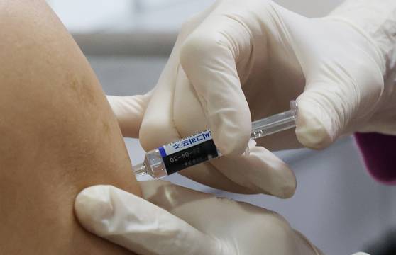 지난해 11월 28일 경기 수원시의 한 의원에서 환자들이 독감 예방접종을 하고 있다. 뉴스1