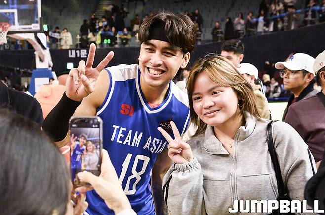 ▲ 팬들과 사진 촬영하는 팀 아시아 저스틴 구탕(삼성)