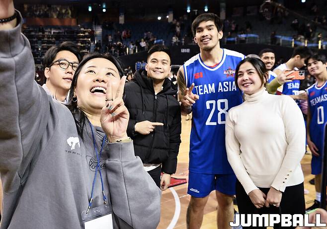 ▲ 팬들과 사진 촬영하는 팀 아시아 켐바오(소노)