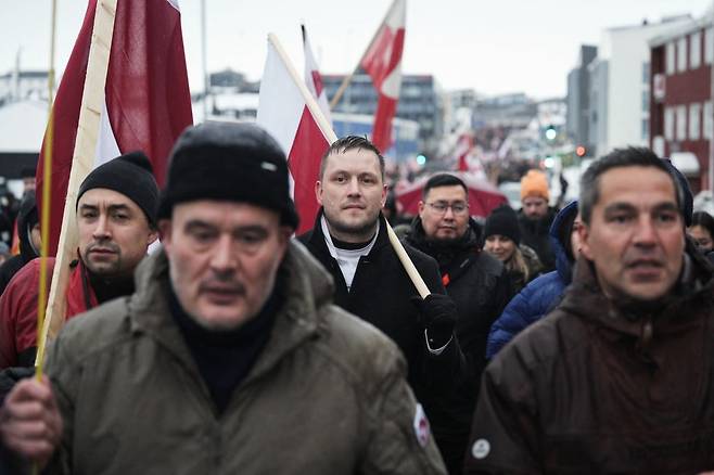 그린란드 총리 옌스 프레데릭 닐슨(가운데)이 17일(현지시간) 그린란드 누크 지역에서 미국의 병합 시도에 반대하는 시위대를 이끌고 있다. 이 시위에는 도시 인구의 3분의 1 가량이 참여한 것으로 알려졌다. AFP연합뉴스