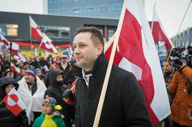 옌스 프레데리크 닐센 그린란드 총리가 17일(현지시간) 그린란드 누크에서 열린 시위에 참여하고 있다. 이날 시위에는 도시 인구의 약 3분의 1에 달하는 시민들이 모여 도널드 트럼프 미국 대통령의 그린란드 병합 계획에 항의했다. AFP연합뉴스