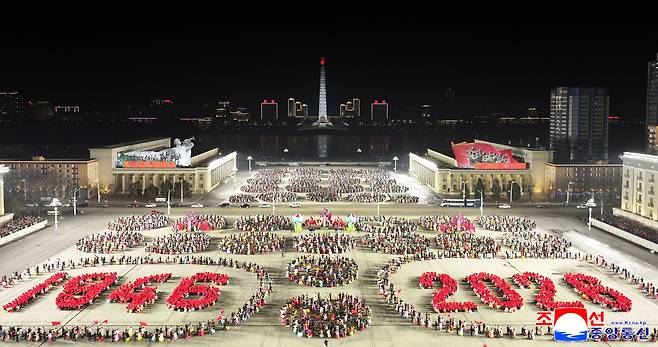 사회주의애국청년동맹창립 80주년 기념 청년 학생들의 야회가 지난 17일 진행됐다고 조선중앙통신이 18일 보도했다. 조선중앙통신·연합뉴스