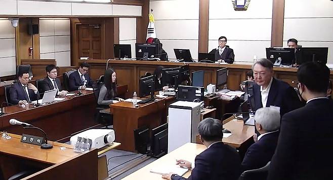 선고받고 퇴정하는 윤석열 윤석열 전 대통령이 지난 16일 서울 서초구 서울중앙지법에서 고위공직자범죄수사처의 체포영장 집행을 방해한 혐의 등에 대해 징역 5년을 선고받고 퇴장하고 있다.  서울중앙지법 제공