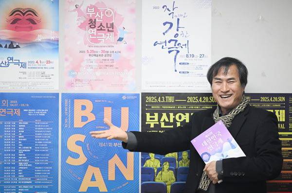 부산연극협회 이정남 회장이 지난 8일 연극협회 사무실에서 ‘제44회 대한민국 연극제’를 준비하는 소감과 계획을 소개한 뒤 환하게 웃고 있다. 대한민국 연극제는 전국을 순회하는 국내 최대 연극 행사로, 부산에서 16년 만에 개최된다.  김성효 선임기자