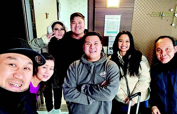 한중현 한국민박업협회 부산지부장이 자신의 영도구 게스트하우스에 묵은 손님과 함께 찍은 기념사진. 본인 제공