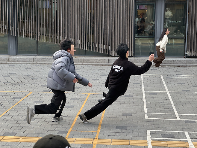 A player chases another on Saturday during a game of Cops and Robbers at Seoul Olympic Park in Songpa-gu, Seoul. (The Korea Herald/Lee Seung-ku)