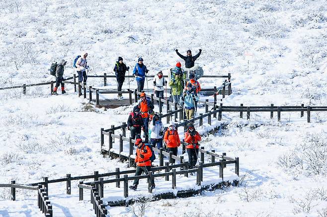 Hikers pose for photos on Saturday at Gombaeryeong in Inje County, Gangwon Province, after the area received heavy snowfall in recent days. (Yonhap)