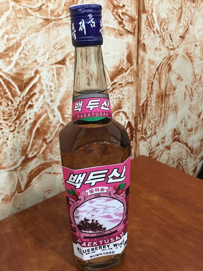 Liquor made from bilberries in North Korea [JOONGANG ILBO]