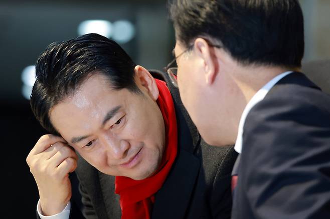 People Power Party (PPP) leader Jang Dong-hyeok, left, and PPP floor leader Son Eon-seog, are seen during a hunger strike that Jang began at the National Assembly's main rotunda in Yeouido, western Seoul on Jan. 15. [YONHAP]