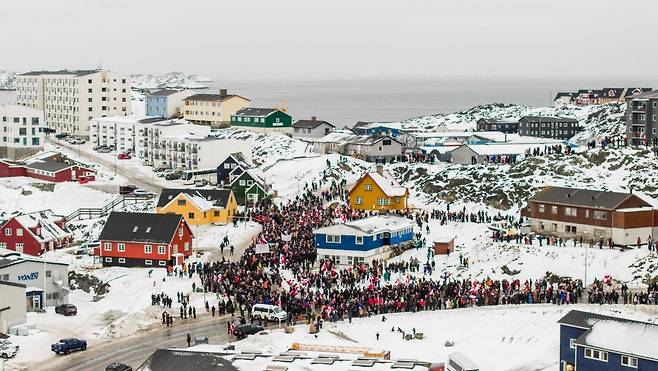 그린란드 수도 누크에서 17일(현지시간) 도널드 트럼프 미국 대통령의 그린란드 매입 시도를 비판하는 시위가 열리고 있다. 연합뉴스