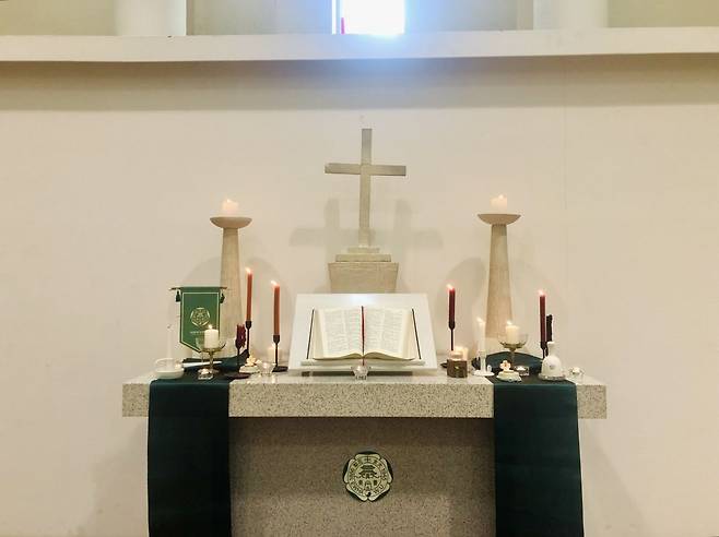 서울 이화여자대학교회가 강단에 생화 꽃장식 대신 올리고 있는 다회용천과 팜유초 등. 이화여자대학교회 제공