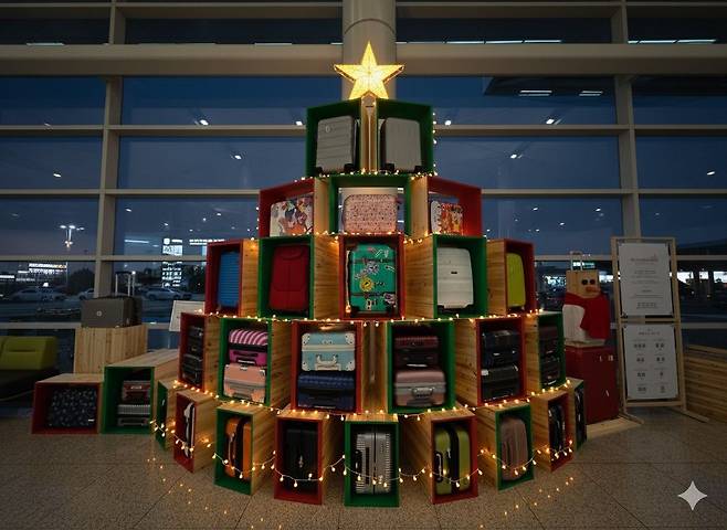 충북 청주광림교회 업사이클링 팀이 만들어 지난달 청주공항 출국장에 세워진 성탄트리. 지역 주민들이 사용하지 않는 캐리어가 활용됐다. 청주광림교회 제공
