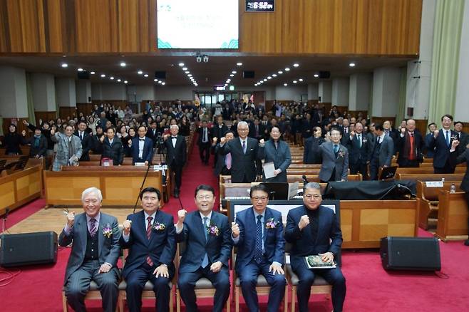 부산교회총연합회는 지난 15일 순복음금정교회에서 ‘2026년 부산 기독교 지도자 초청 신년회 및 대표회장 이·취임식’을 개최했다. 행사를 마친 뒤 김형근(앞줄 왼쪽 세 번째) 신임 대표회장과 엄정길(앞줄 오른쪽 두 번째) 전임 대표회장이 참석자들과 함께 단체 기념촬영을 하고 있다.