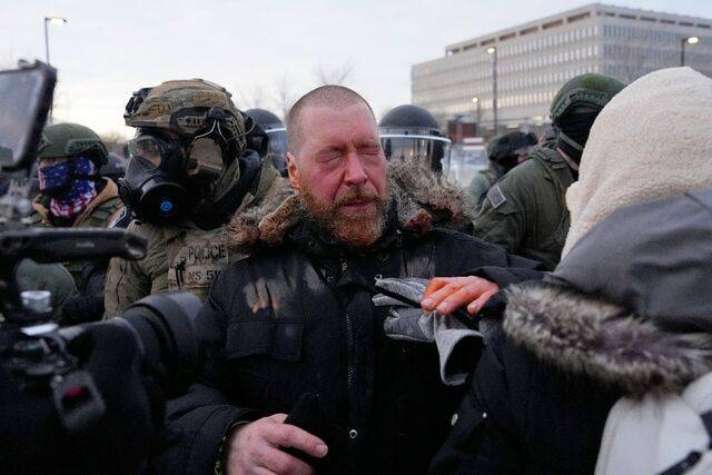 한 시위 참가자가 지난 17일(현지시간) 미국 미네소타주 미니애폴리스에서 열린 러네이 니콜 굿 총격 사망 항의 시위에서 ICE 요원이 쏜 후추 스프레이를 맞고 괴로워하고 있다. AP연합뉴스