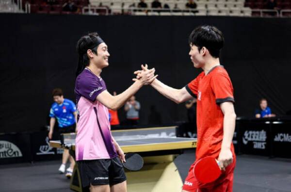 화성도시공사 조대성(왼쪽)이 장우진과 호흡을 맞춰 18일(한국시간) 카타르 도하에서 열린 ‘2025 월드테이블테니스(WTT) 스타 컨텐더 도하’ 남자복식 결승에서 우승을 차지한 뒤 기뻐하고 있다. WTT 공식 SNS